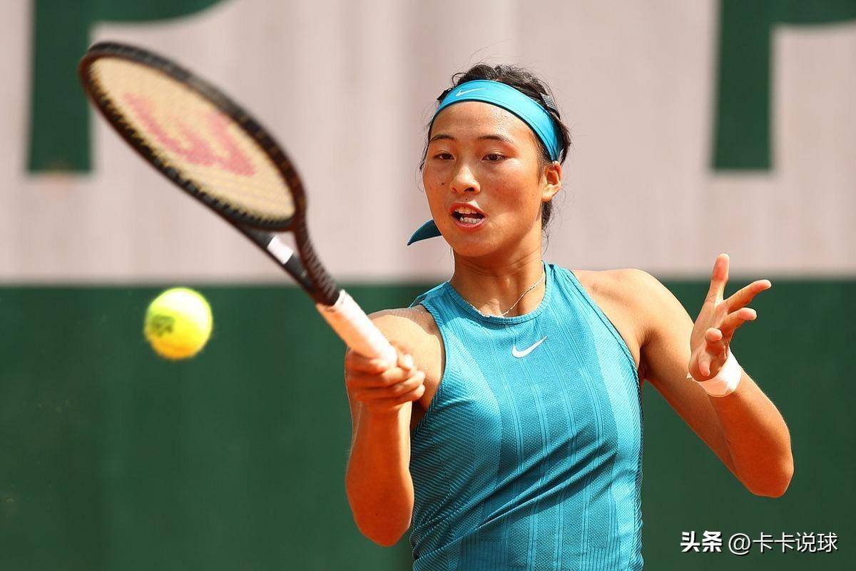 她通过放慢 她通过放慢